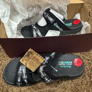 Skechers Black and White raggae Sandals size 6
